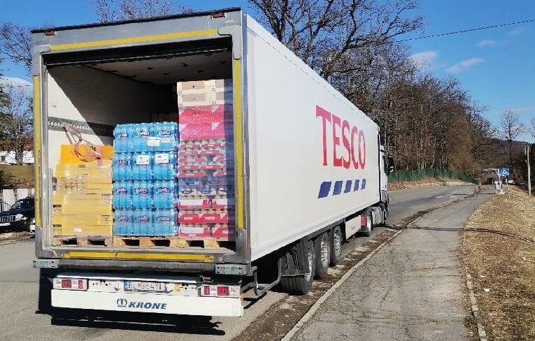 Tesco daruje milión libier na pomoc pre ľudí zasiahnutých konfliktom na Ukrajine